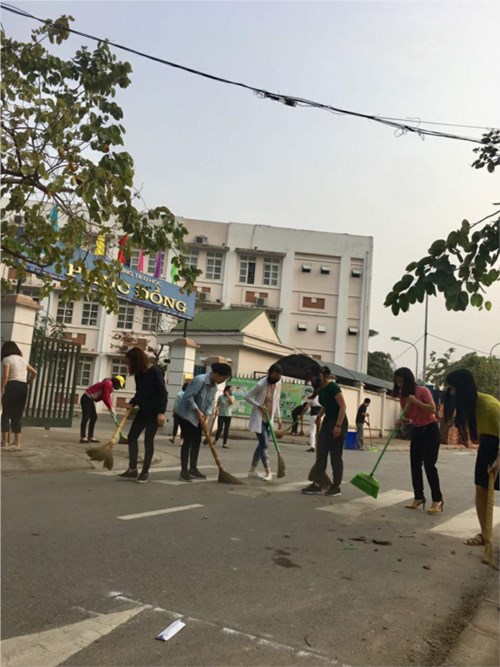 Trường Tiểu học Phúc Đồng ra quân vệ sinh môi trường